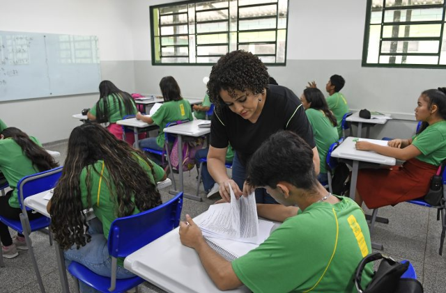 MEC lan&ccedil;a bolsa de R$ 2,1 mil para combater falta de professores