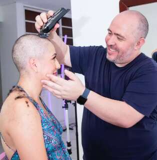 T&aacute;lita fez ensaio raspando cabelo para inspirar mulheres com c&acirc;ncer