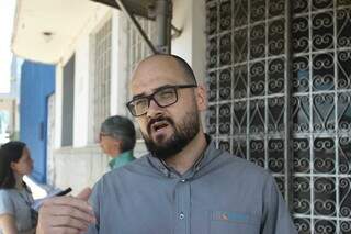 A&ccedil;&atilde;o para remover fios ilegais come&ccedil;a no Centro e ser&aacute; ampliada aos bairros