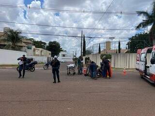 Caminhão invade preferencial e provoca acidente com motociclista Caminhão invade preferencial e provoca acidente com motociclista