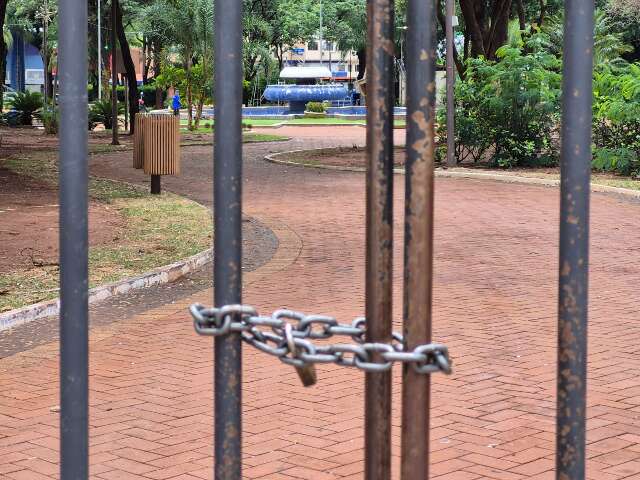 Obras e decora&ccedil;&atilde;o natalina mant&ecirc;m Pra&ccedil;a Ary Coelho fechada por 12 dias 