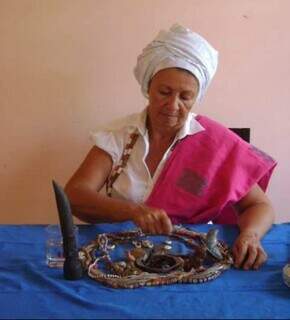 Aos 80 anos e ap&oacute;s um AVC, M&atilde;e F&aacute;tima segue firme na umbanda