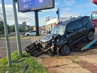 Motorista de Jeep bate em semáforo na rotatória da Avenida Mato Grosso Motorista de Jeep bate em semáforo na rotatória da Avenida Mato Grosso