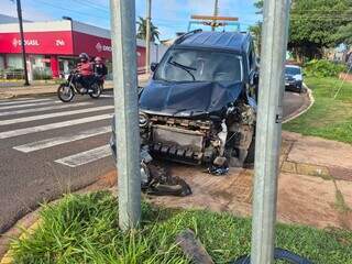 Motorista de Jeep bate em semáforo na rotatória da Avenida Mato Grosso Motorista de Jeep bate em semáforo na rotatória da Avenida Mato Grosso