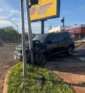 Motorista perde controle e bate em sem&aacute;foro na rotat&oacute;ria da Avenida Mato Grosso