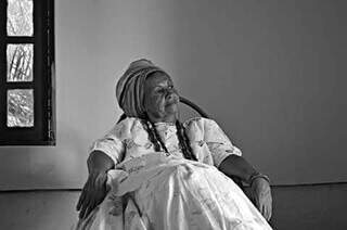 Aos 80 anos e ap&oacute;s um AVC, M&atilde;e F&aacute;tima segue firme na umbanda