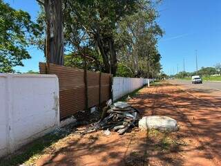 Carro atravessa muro de cemitério na Av. Cônsul Assaf Trad Carro atravessa muro de cemitério na Av. Cônsul Assaf Trad