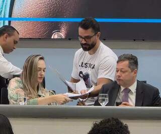 Famílias denunciam violência obstétrica e cobram justiça em audiência pública Famílias denunciam violência obstétrica e cobram justiça em audiência pública