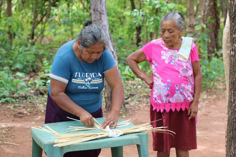 Para fazer cestos de taboca, mãe e filha têm que esperar lua cheia 