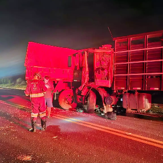 Colis&atilde;o entre carretas bloqueia tr&acirc;nsito nos dois sentidos da BR-163