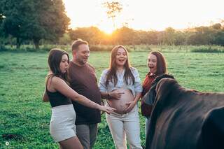 Vaca Panela invadiu ensaio de Aline para deixar &quot;presentinho&quot; na foto