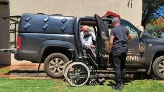 Roberto Razuk recebe tornozeleira e pede para sair bonito nas imagens