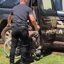 Ao colocar tornozeleira, Roberto Razuk pede para sair bonito nas imagens