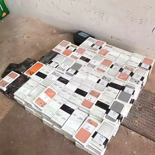 Mulher &eacute; presa com 226 iPhones sem nota em fundo falso de Jeep