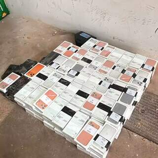 Mulher &eacute; presa com 226 iPhones sem nota em fundo falso de Jeep