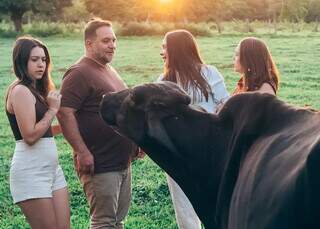 Vaca Panela invadiu ensaio de Aline para deixar &quot;presentinho&quot; na foto