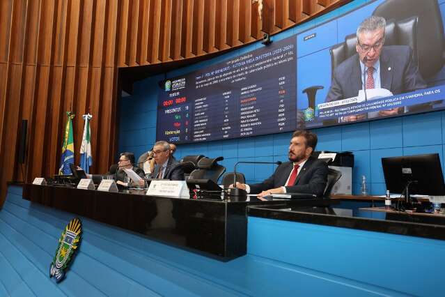 Com 18 votos, Assembleia aprova inclus&atilde;o do fundo dos militares no or&ccedil;amento