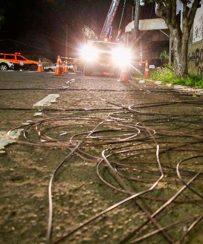 Equipes j&aacute; retiraram 15 km de fios irregulares de 43 postes no Centro