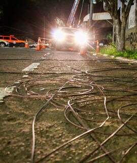 Equipes j&aacute; retiraram 15 km de fios irregulares de 43 postes no Centro