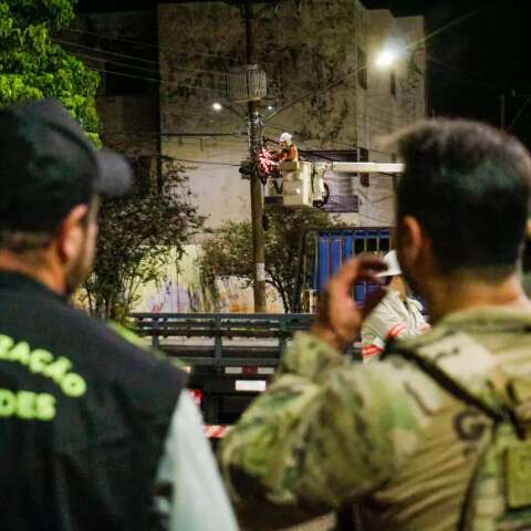 For&ccedil;a-tarefa inicia retirada de cabos soltos no Centro de Campo Grande