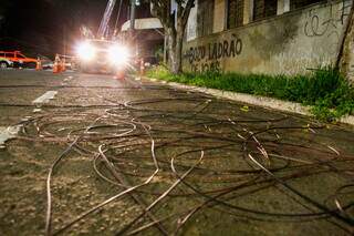 Equipes já retiraram 15 km de fios irregulares de 43 postes no Centro Equipes já retiraram 15 km de fios irregulares de 43 postes no Centro