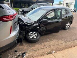 Acidente com 3 ve&iacute;culos interdita parcialmente Rua Ant&ocirc;nio Maria Coelho