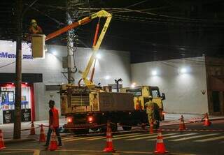 For&ccedil;a-tarefa inicia retirada de cabos soltos no Centro de Campo Grande