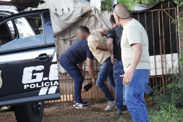 Persegui&ccedil;&atilde;o termina com Jeep batido, fuga pelos telhados e suspeito baleado