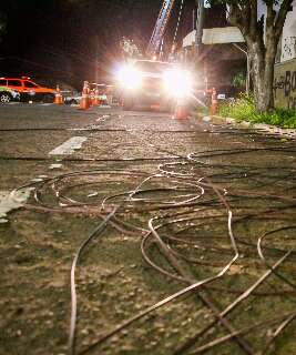 Equipes j&aacute; retiraram 15 km de fios irregulares de 43 postes no Centro