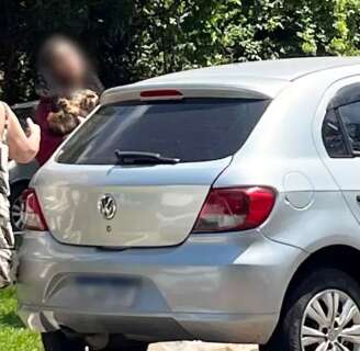 Cachorro &eacute; deixado dentro de carro sob calor intenso em frente &agrave; Governadoria