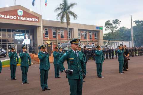 Cerim&ocirc;nia marca formatura de aspirantes da PM e homenageia capit&atilde;o falecido