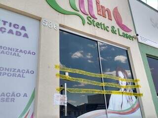 Cliente mostra marcas de queimaduras deixadas por cl&iacute;nica interditada na Capital