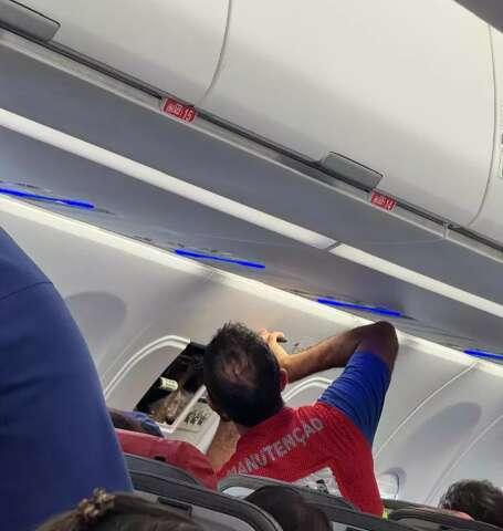 Aeronave para Campo Grande aborta decolagem ap&oacute;s problema na porta