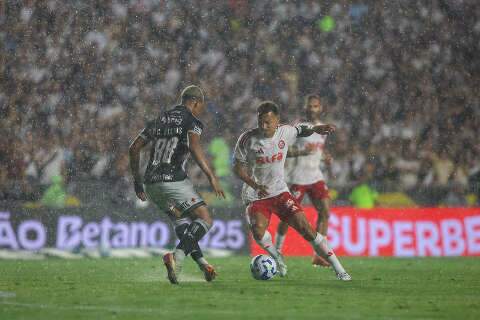Vasco goleia Inter ap&oacute;s atraso de 1h30 por chuva forte em S&atilde;o Janu&aacute;rio