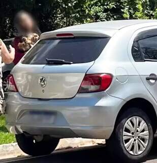 Cachorro &eacute; deixado dentro de carro sob calor intenso em frente &agrave; Governadoria