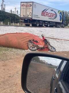 Carreta tomba em rotat&oacute;ria e idosa &eacute; soterrada por carga de algod&atilde;o