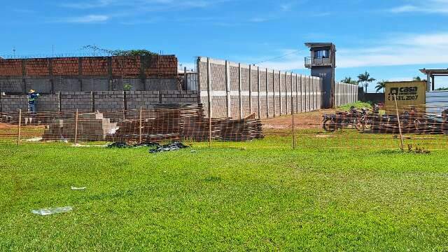 Muro de pres&iacute;dio em Ponta Por&atilde; &eacute; reconstru&iacute;do um ano ap&oacute;s desabamento