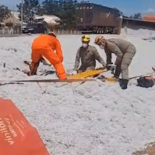 Carreta tomba em rotat&oacute;ria e idosa &eacute; soterrada por carga de algod&atilde;o