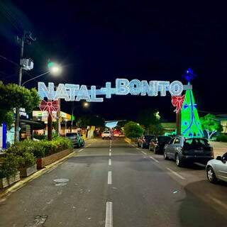 Vandalismo prejudica decoração natalina de Bonito menos de 24h após inauguração Vandalismo prejudica decoração natalina de Bonito menos de 24h após inauguração