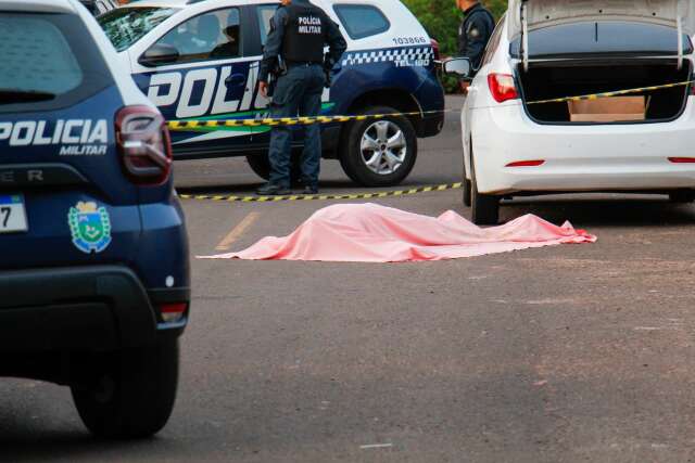 Homem &eacute; executado a tiros e PM encontra tabletes de droga em carro