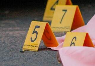 Homem &eacute; executado a tiros e PM encontra tabletes de droga em carro