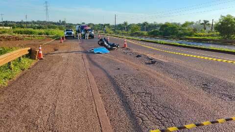 Motociclista morre ao bater em ve&iacute;culo de carga em trecho cr&iacute;tico da BR-163