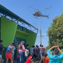 Em mutir&atilde;o do governo, Papai Noel chega de helic&oacute;ptero em aldeia 