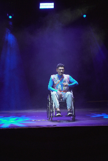 Ap&oacute;s acidente, Kleiton retorna aos palcos e transforma desafio em dan&ccedil;a