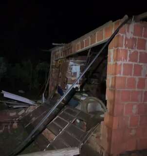 Redemoinhos e rajadas de vento causam destrui&ccedil;&atilde;o em assentamentos em Corumb&aacute;