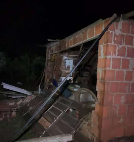 Redemoinhos e rajadas de vento causam destrui&ccedil;&atilde;o em assentamentos em Corumb&aacute;