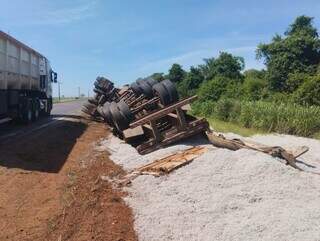 Motorista cai em buraco e atinge carreta tombada em Anauril&acirc;ndia