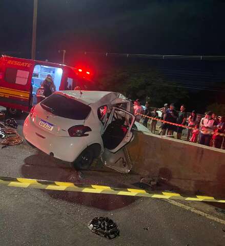 Jovem de 23 anos morre ap&oacute;s carro colidir com mureta em avenida