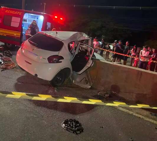 Jovem de 23 anos morre ap&oacute;s carro colidir com mureta em avenida