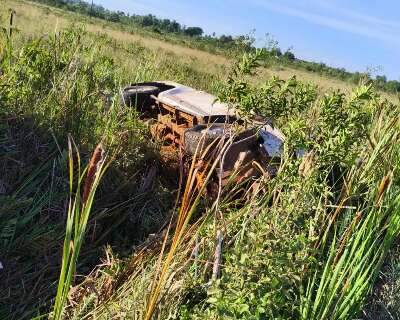 Veterin&aacute;rio fica preso por 3 horas em caminhonete ap&oacute;s capotamento na BR-376